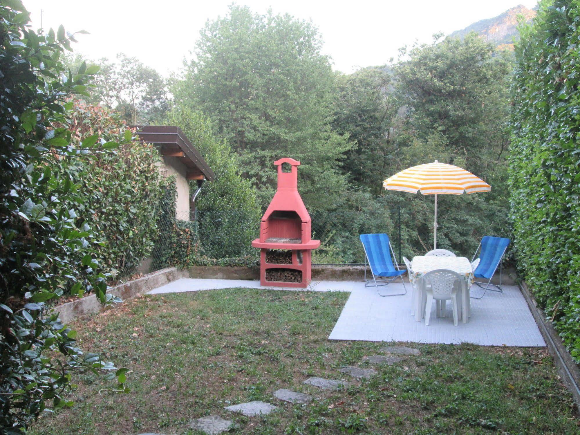 Bed and Breakfast La Casa Del Borgo Brissago-Valtravaglia Exterior foto